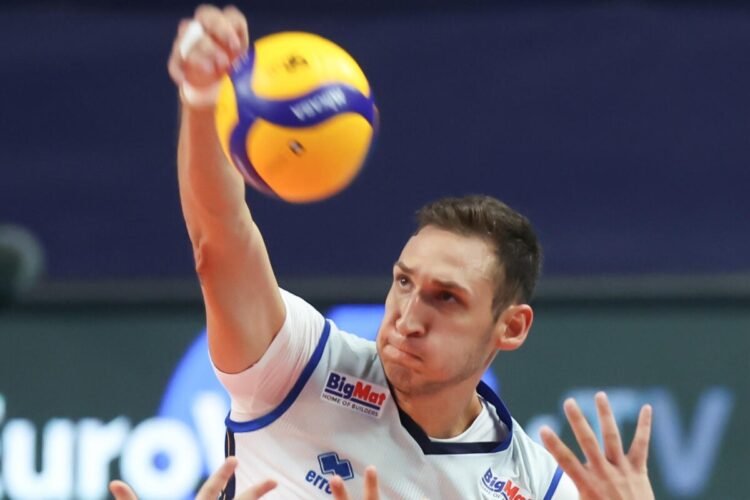 Roberto Russo in azione mentre fa una schiacciata