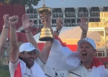 Il team Europa festeggia la vittoria della Ryder Cup sbeffeggiando Trump