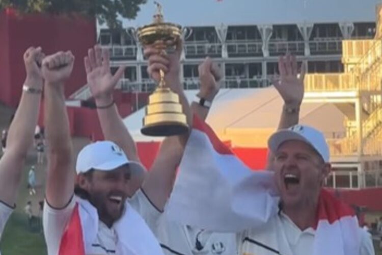 Il team Europa festeggia la vittoria della Ryder Cup sbeffeggiando Trump