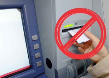 Stampi ancora la ricevuta al bancomat? È il trucco che i truffatori usano per svuotarti il conto in pochi minuti