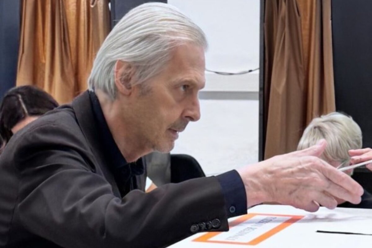 Vittorio Sgarbi consegna la scheda elettorale