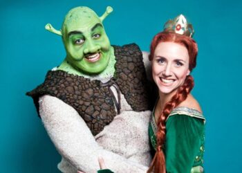 Due attori che interpretano Shrek e Fiona