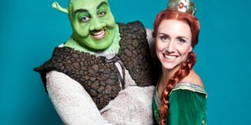Due attori che interpretano Shrek e Fiona