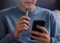 Un adolescente fuma una sigaretta elettronica contenente Spice, la droga diffusa su TikTok