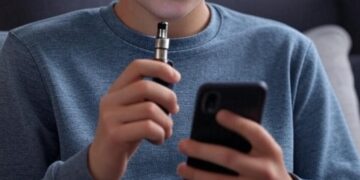 Un adolescente fuma una sigaretta elettronica contenente Spice, la droga diffusa su TikTok