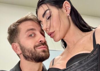 Un primo piano di Stefano Corti e Bianca Atzei