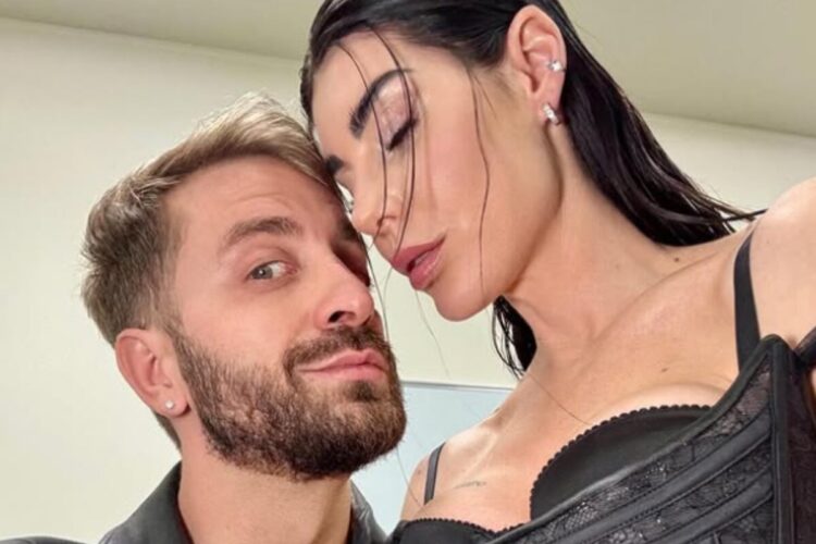 Un primo piano di Stefano Corti e Bianca Atzei