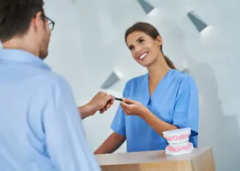 Il Giappone sperimenta un nuovo farmaco che fa ricrescere i denti, ponendo fine a dentiere e impianti