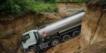 Camion cisterna precipita per dieci metri sulla Gallipoli-Leuca, autista grave