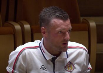 Un primo piano di Jamie Vardy durante la sua presentazione come nuovo giocatore della Cremonese