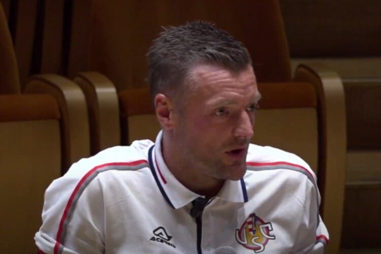 Un primo piano di Jamie Vardy durante la sua presentazione come nuovo giocatore della Cremonese