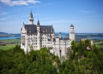 Neuschwanstein tra le Alpi bavaresi: storie e leggende medievali animano la dimora da sogno
