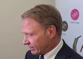 Infezioni salmonella pomodorini Pachino, Lollobrigida: “Allarmi eccessivi, dati Ue irrilevanti per l’Italia”