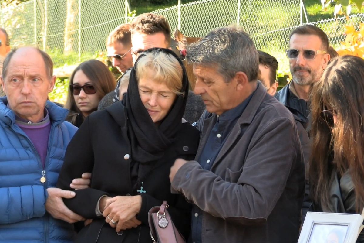 La madre ai funerali di Pamela Genini