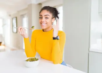 Mangiare con la testa o con il corpo? le regole semplici per ritrovare equilibrio