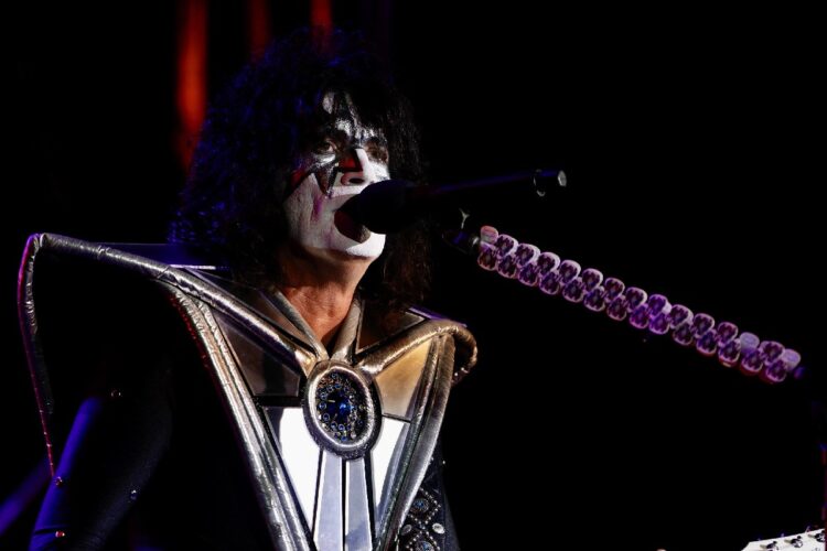 Ace Frehley durante un concerto nel 2022