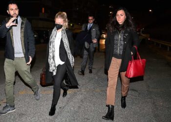 Anastasiya Kylemnyk (C) all'uscita del tribunale dopo la lettura della sentenza del processo per l'omicidio di Luca Sacchi