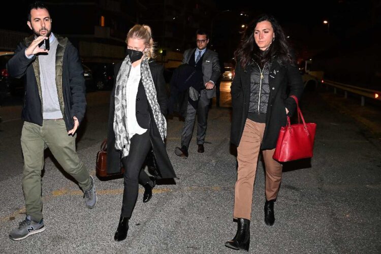 Anastasiya Kylemnyk (C) all'uscita del tribunale dopo la lettura della sentenza del processo per l'omicidio di Luca Sacchi