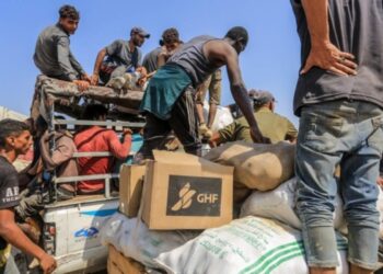 Attacco israeliano durante la distribuzione degli aiuti a Rafah