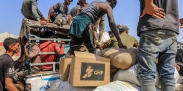 Attacco israeliano durante la distribuzione degli aiuti a Rafah