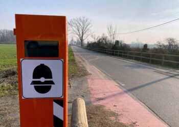 Un autovelox che monitora i limiti di velocità
