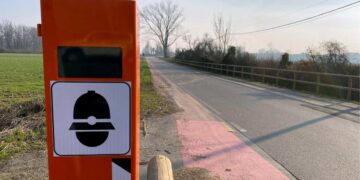 Un autovelox che monitora i limiti di velocità
