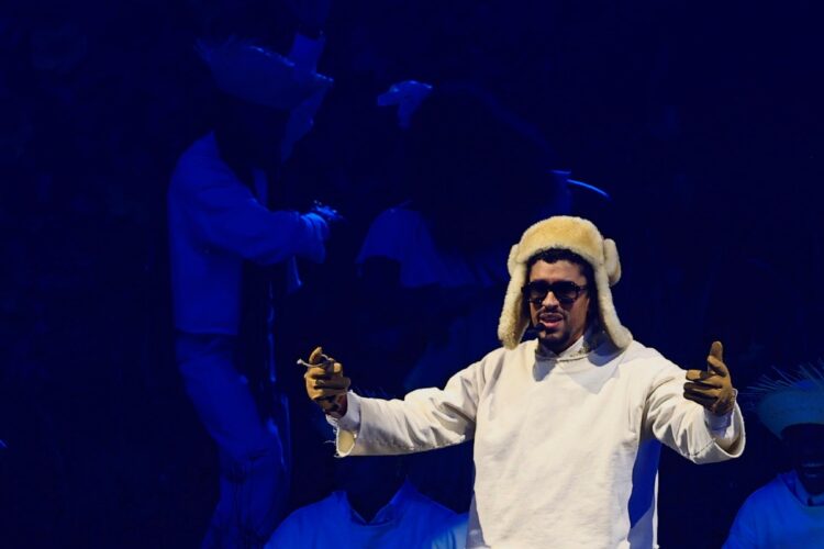 Bad Bunny durante un suo concerto