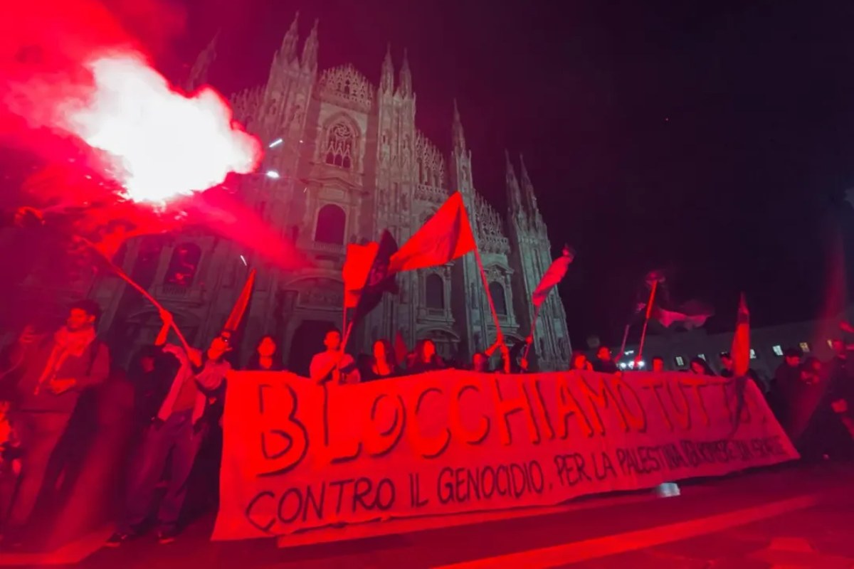Lo striscione in piazza Duomo a Milano dei manifestanti pro Palestina