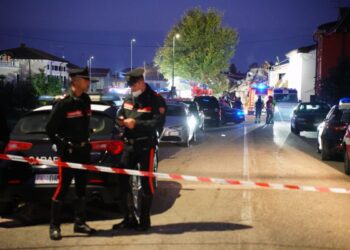 Carabinieri davanti al tratto di strada chiuso in cui si è verificata l'esplosione a Castel D'Azzano