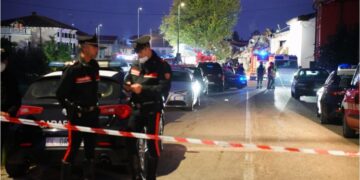 Carabinieri davanti al tratto di strada chiuso in cui si è verificata l'esplosione a Castel D'Azzano