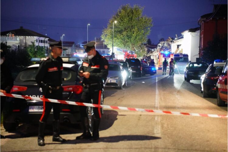 Carabinieri davanti al tratto di strada chiuso in cui si è verificata l'esplosione a Castel D'Azzano