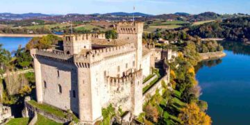 Il castello con sale segrete e banchetti medievali: sembra un set di Game of Thrones, ma puoi visitarlo davvero (e si trova in Italia)