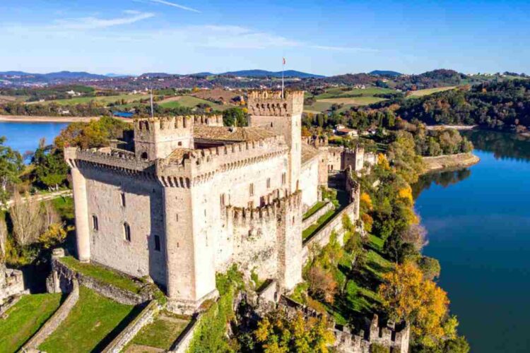 Castelli da favola e borghi che raccontano storie - alanews.it