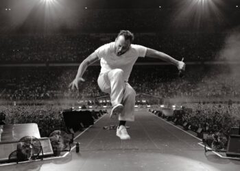 Cesare Cremonini durante un suo live