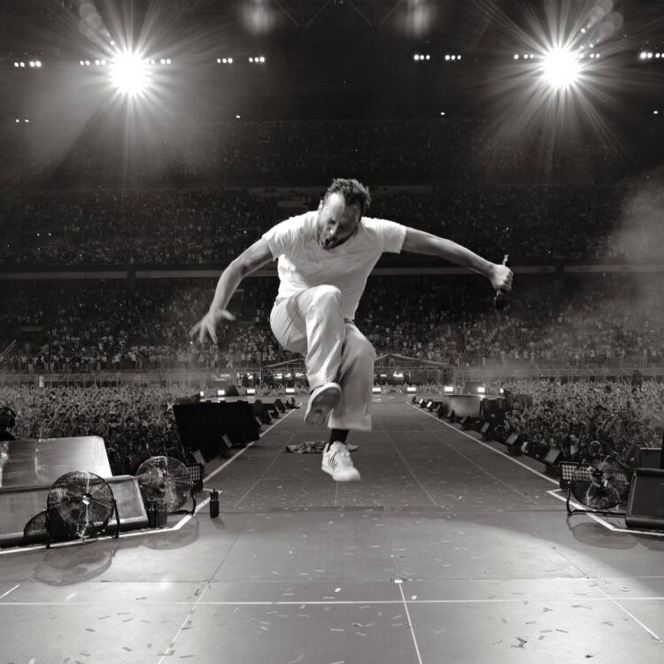 Cesare Cremonini durante un suo live