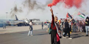 Dei manifestanti sulla pista dell'aeroporto di Pisa