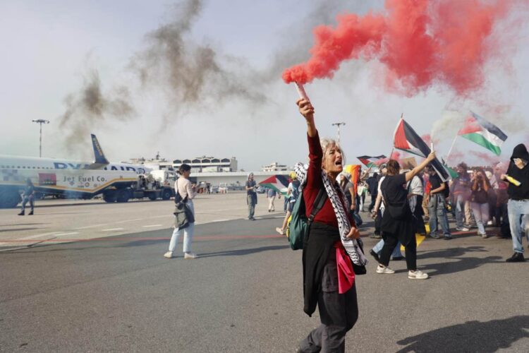 Dei manifestanti sulla pista dell'aeroporto di Pisa