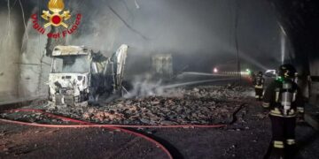 Le immagini del tir andato a fuoco