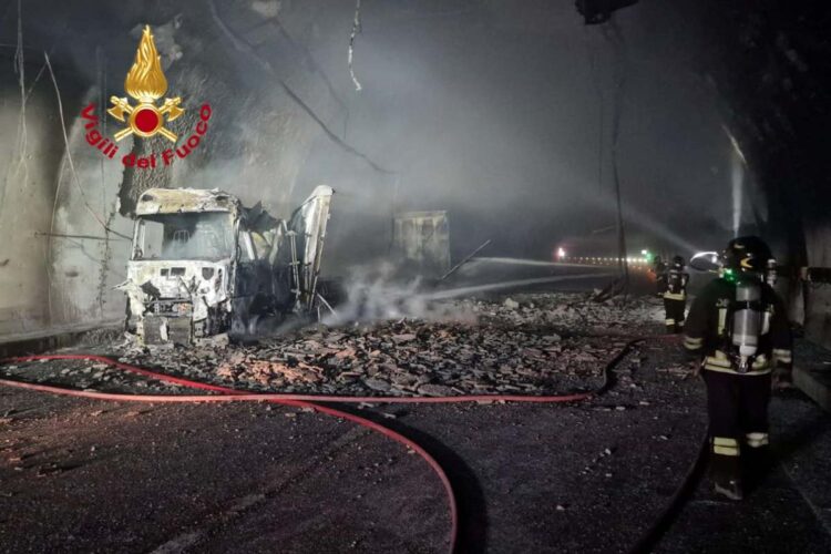 Le immagini del tir andato a fuoco