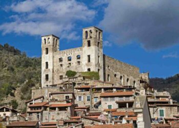 Liguria segreta: il ponte che ispirò un capolavoro di Monet e il castello che domina la valle