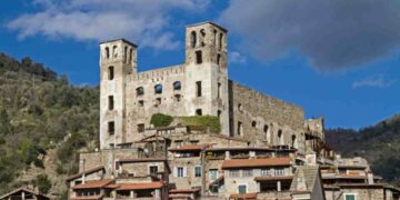 Liguria segreta: il ponte che ispirò un capolavoro di Monet e il castello che domina la valle
