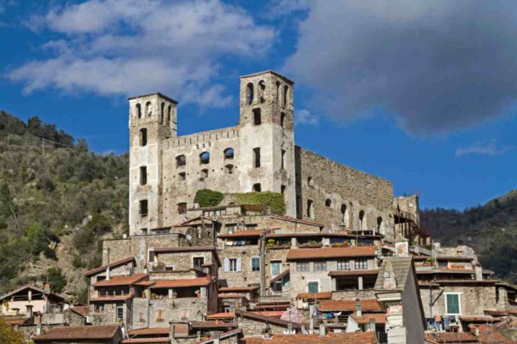 Liguria segreta: il ponte che ispirò un capolavoro di Monet e il castello che domina la valle - www.alanews.it