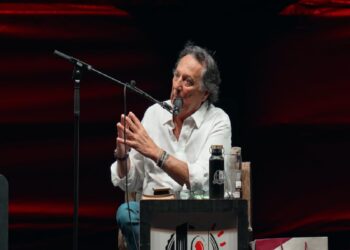 Enzo Iacchetti durante la puntata del podcast Tintoria