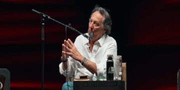 Enzo Iacchetti durante la puntata del podcast Tintoria