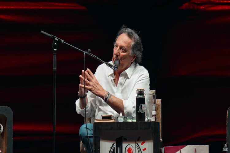 Enzo Iacchetti durante la puntata del podcast Tintoria