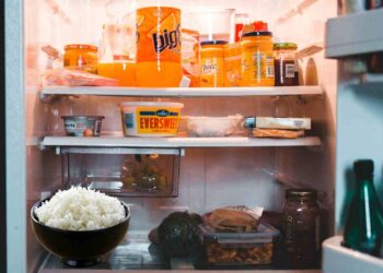 Conservi il riso in frigo per giorni? L’esperta spiega perché non è una buona idea (e quando diventa un rischio)
