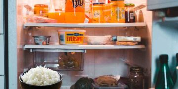 Conservi il riso in frigo per giorni? L’esperta spiega perché non è una buona idea (e quando diventa un rischio)