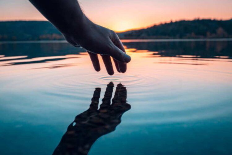 Il lago alpino che cambia colore e racconta storie d’amore: dove si trova e come arrivarci - www.alanews.it