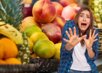 Sembrano innocui ma infestano la casa in 24 ore: attenzione ai moscerini della frutta (ecco la soluzione)