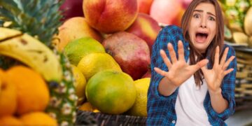 Sembrano innocui ma infestano la casa in 24 ore: attenzione ai moscerini della frutta (ecco la soluzione)